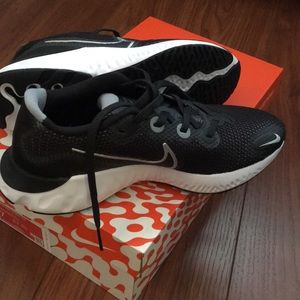 Nike renew run black with silver and white